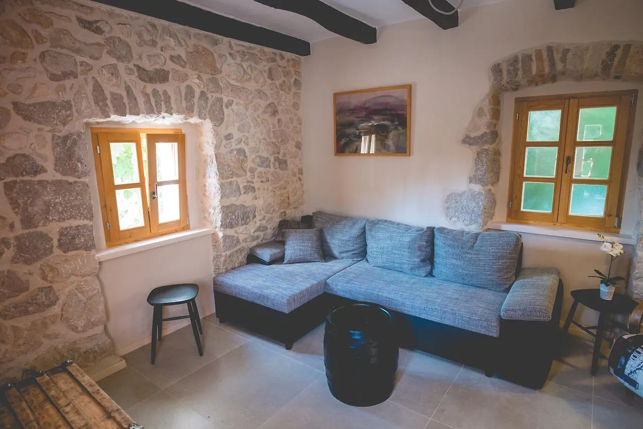 Holiday Home Jela Dobrinj 0*,  Croácia